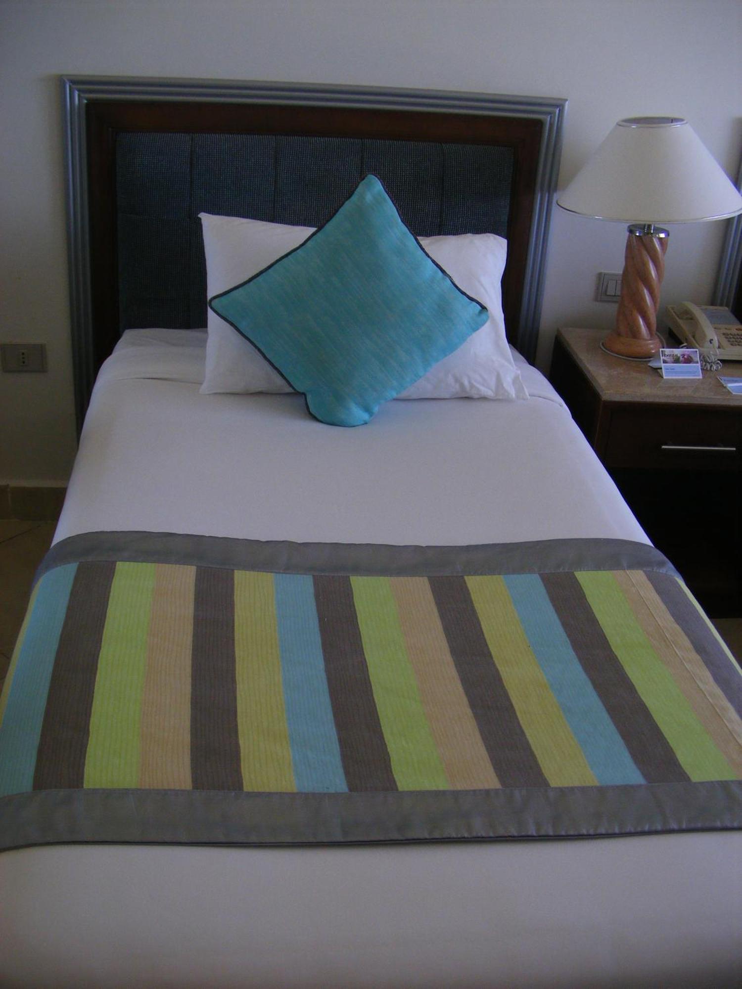 Borg El Arab Beach Resort Kültér fotó A bed with a bed runner