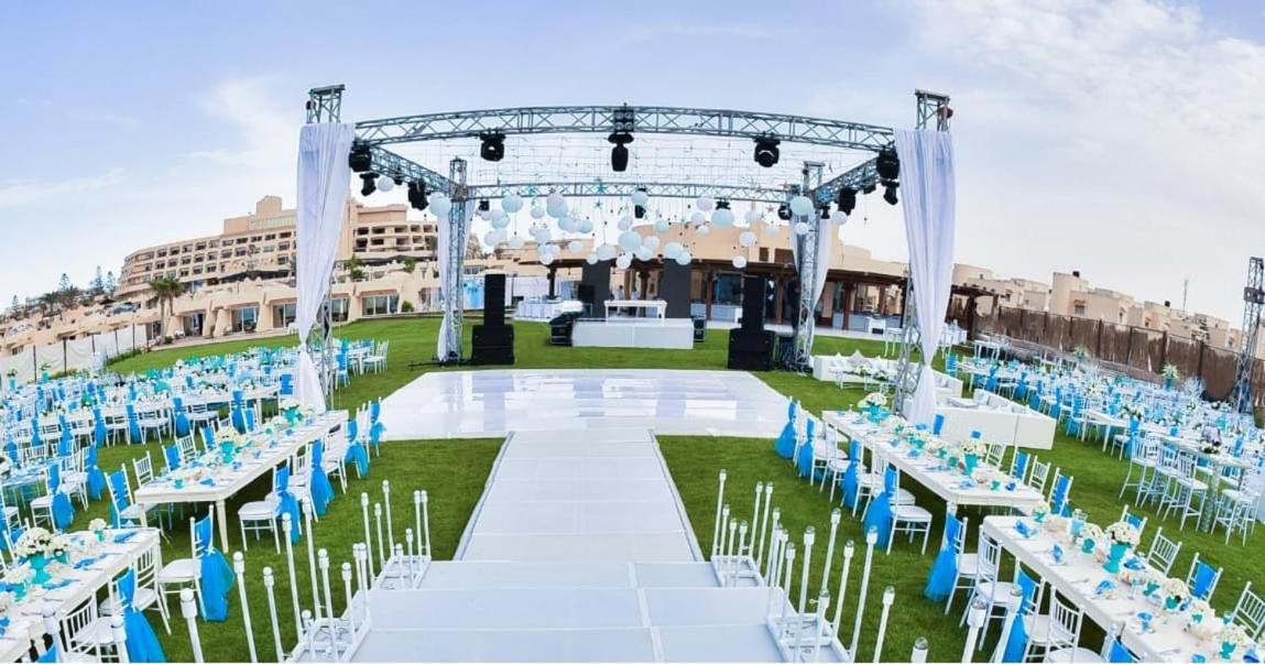 Borg El Arab Beach Resort Kültér fotó The lawn at the Grand Hotel