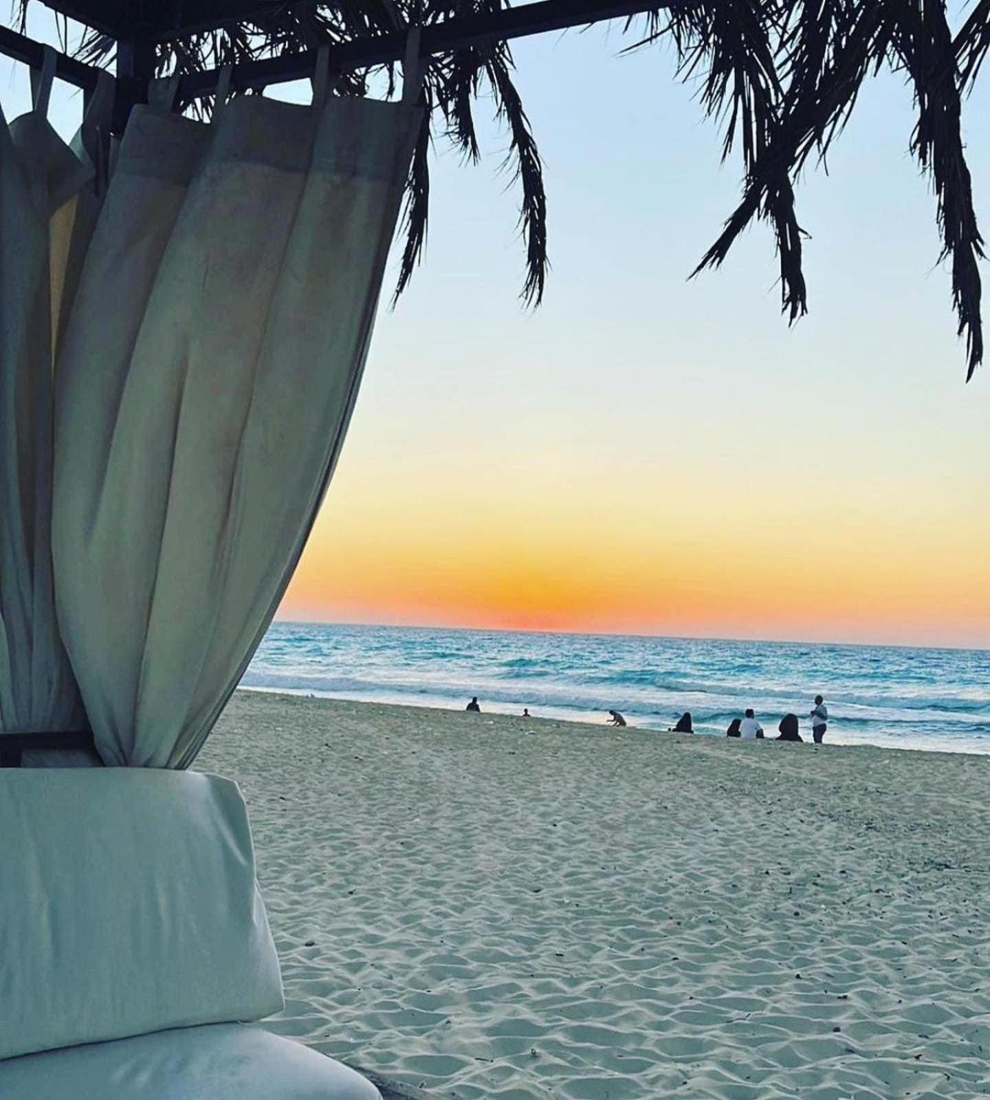 Borg El Arab Beach Resort Kültér fotó Sunset at the beach
