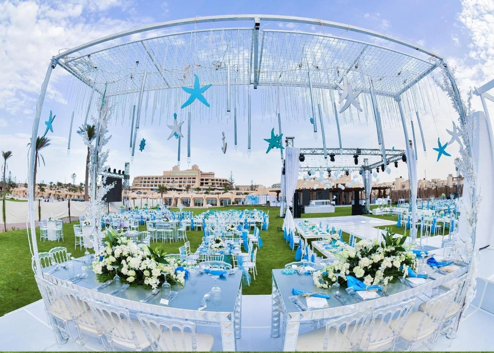 Borg El Arab Beach Resort Kültér fotó The lawn at the Jumeirah Beach Hotel