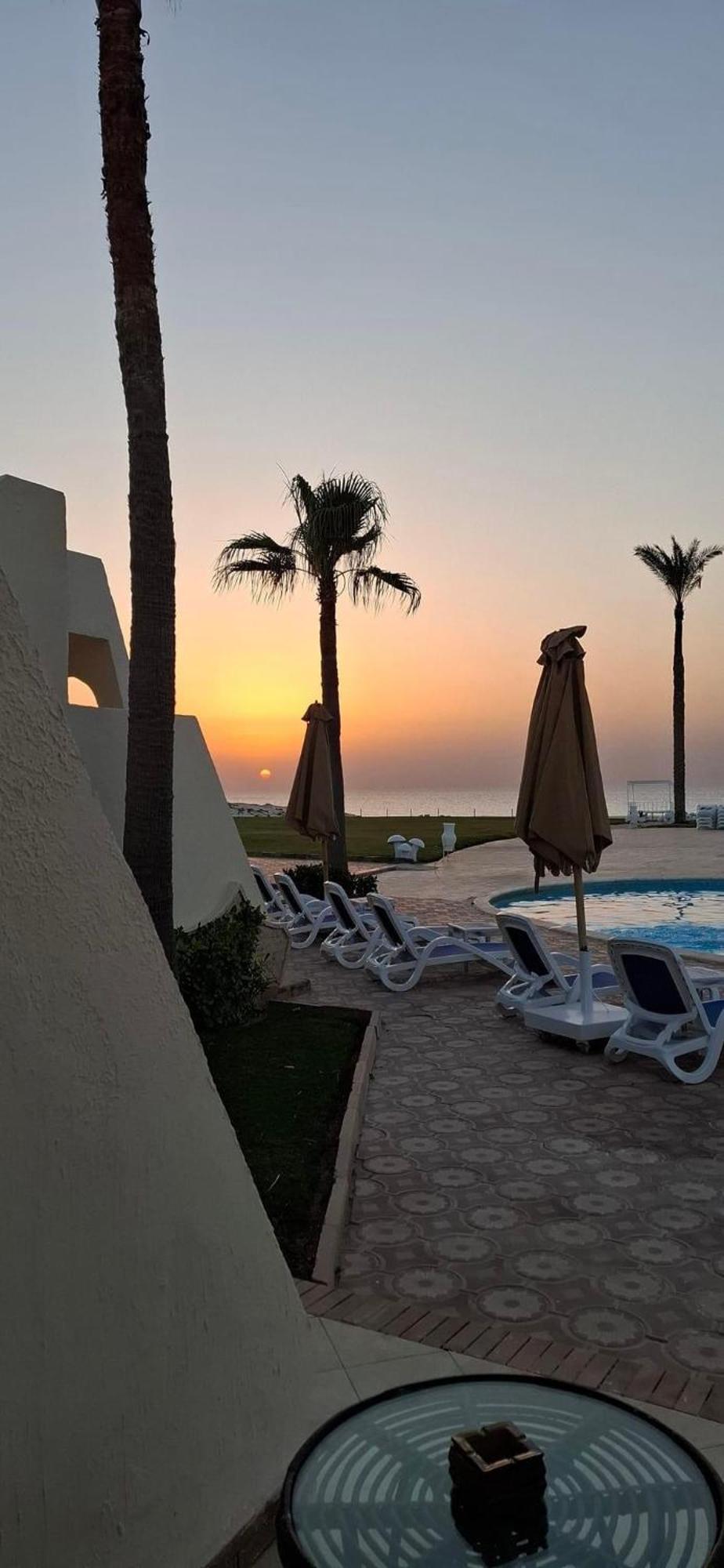 Borg El Arab Beach Resort Kültér fotó Sunset at the hotel